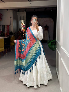 Exquisite white Lehenga with gaji silk dupatta (Kalamkari print)